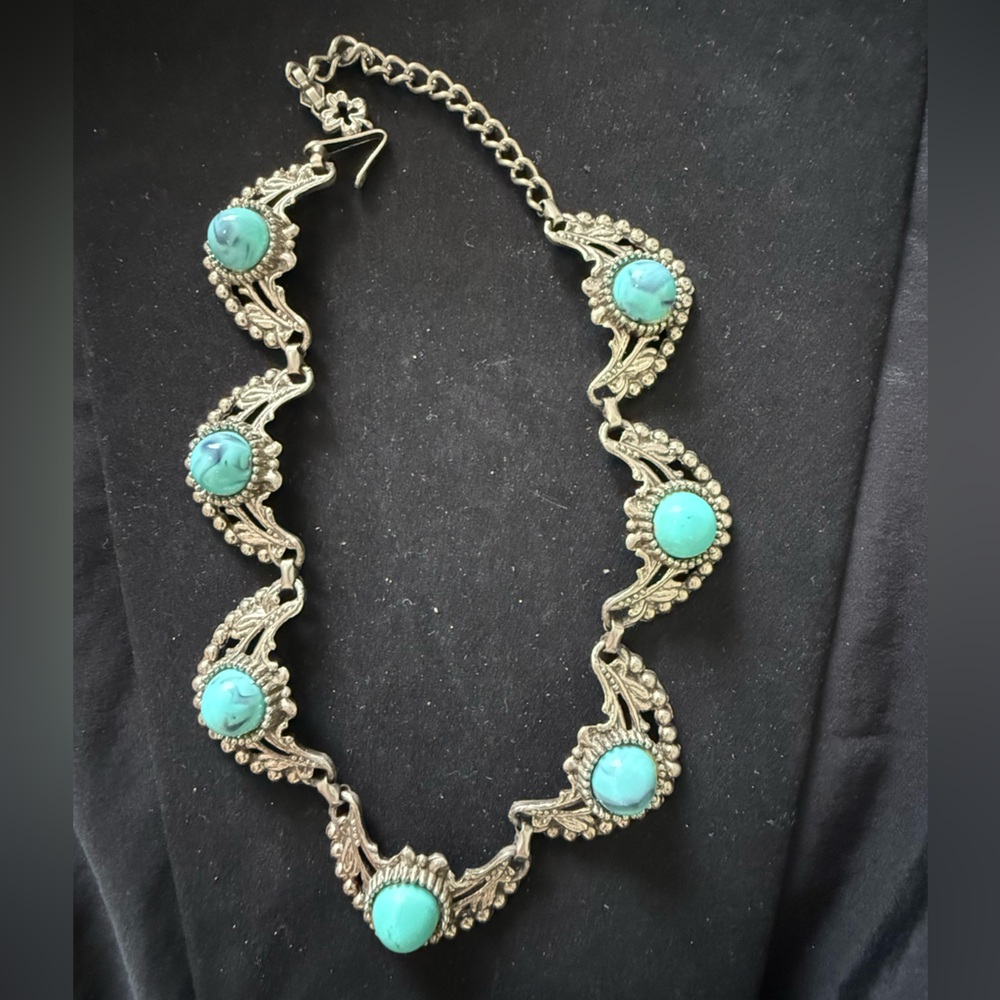 Women’s Turquoise Colored necklace - Picture 1 of 3